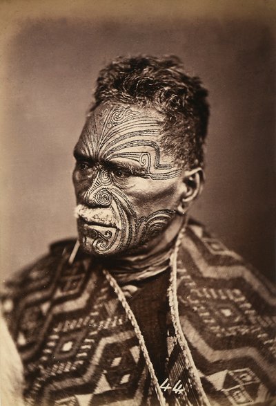 Portret van een Maori met een getatoeëerd gezicht, ca. 1886-88 door New Zealand Photographer